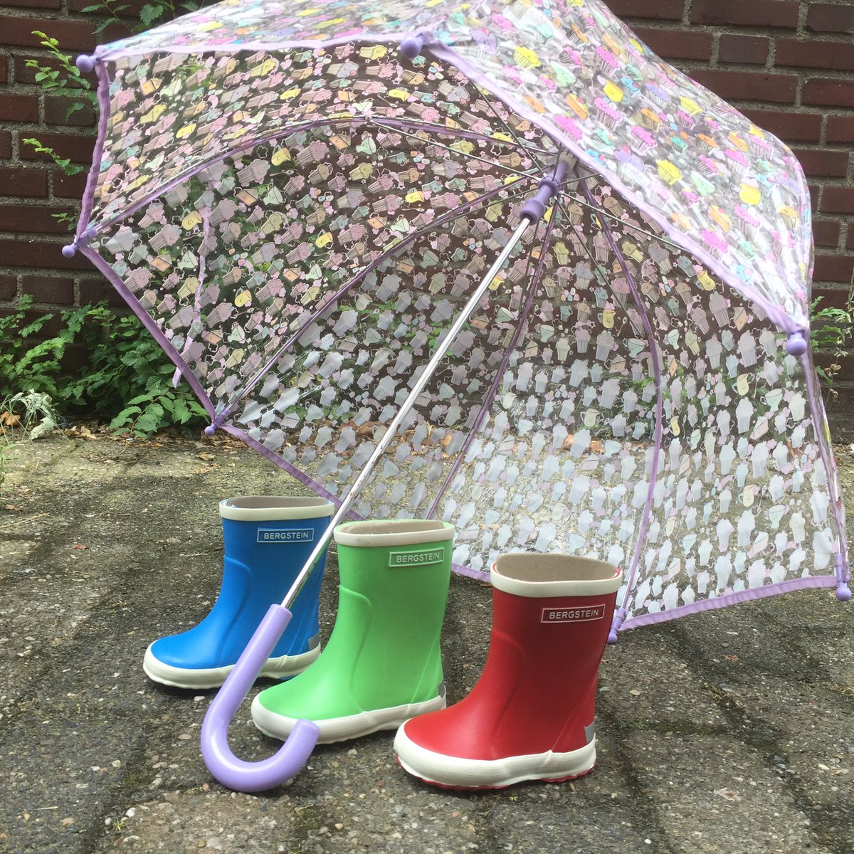 Outletsportnl's tweet photo. Het gaat regenen zaterdag, bestel nu Bergstein laarsjes! #Bergstein #regenlaarsjes #korting #zomer #korting #sneakers #sportschoenen https://t.co/J54j0U8CGg
