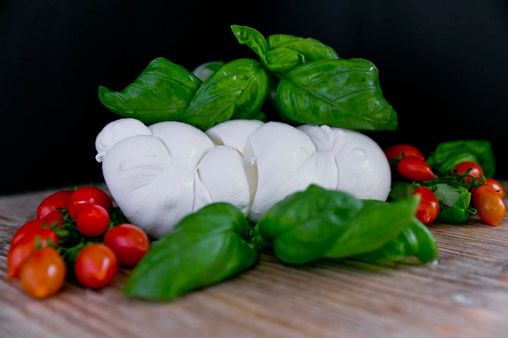 cheese_home's tweet photo. Прекрасна древняя белокаменная Апулия с золотыми пляжами, прекрасен и ее сыр - нежная коровья Моцарелла Фьор ди Латте ("молочный цветок") https://t.co/9CvZW8aaVq