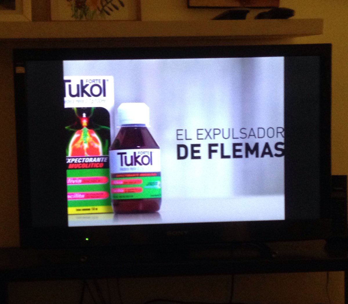 nicosaubi's tweet photo. Cuando crees q ningún comercial va a superar al de "la escupida de sangre" aparece "el expulsador de flemas" que hdps!! #tukol #publicidad https://t.co/aJ45UfMEij