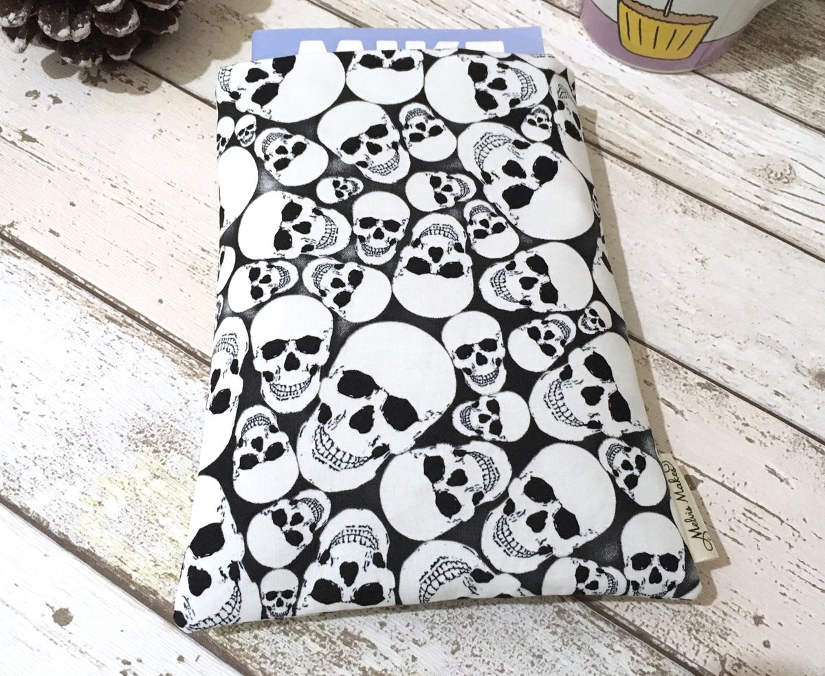 MelvisMakes's tweet photo. Glow in the Dark Skull Book Buddy®, Cushioned Book Sleeve, Book L… https://t.co/F3bapiUyJ7 #Etsy #PaperbackProtector https://t.co/YZwpYxqJVu