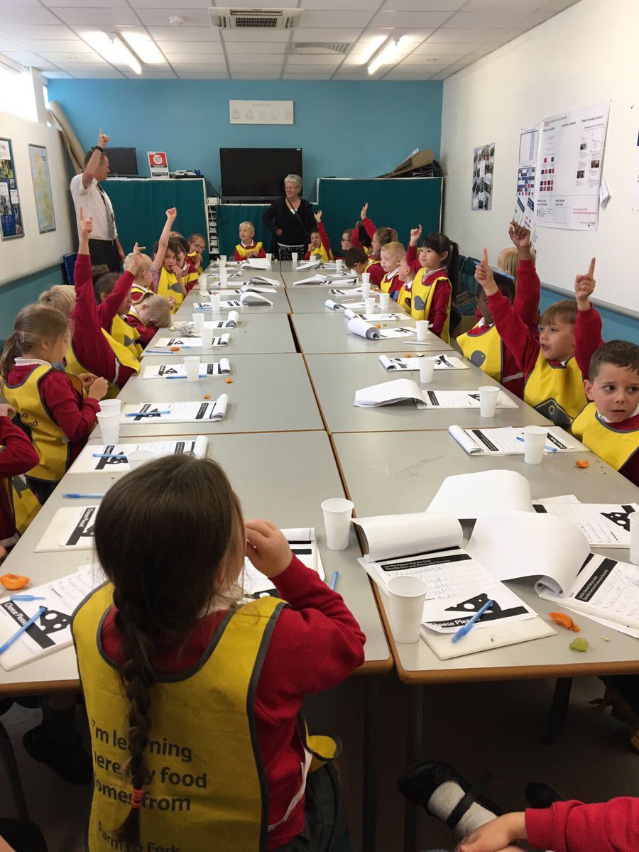 Deans primary school Swinton enjoying their farm to fork trail well done nic and Laura <a href="/Falmeister/">Fallon</a> <a href="/Will_hldswth/">Will Houldsworth</a> @Tesco_North