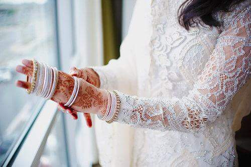 يحسبون المحبّه من كثر اللقى،
مايدرون إني عشقتك من بعيد .