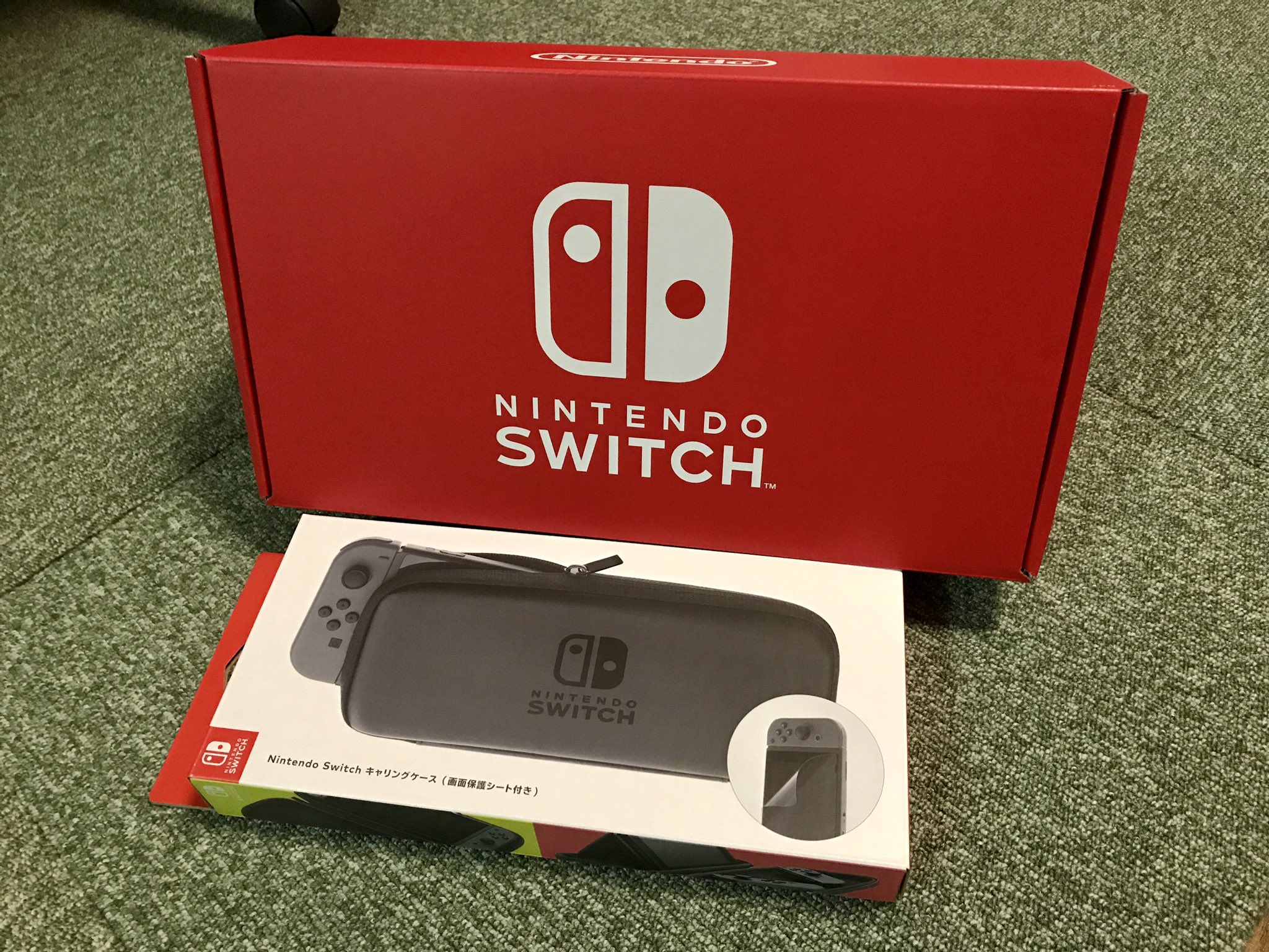 でーえす めぐてん Sur Twitter 任天堂からnintendo Switch届いた 21日にマイニンテンドーストア で注文して お届け予定が28 30日 昨日の夕方に発送メールが来て今日の夕方に届いた 公式ならではの赤い箱だが中身は普通のグレー だがソフトやmicrosdxcは一切
