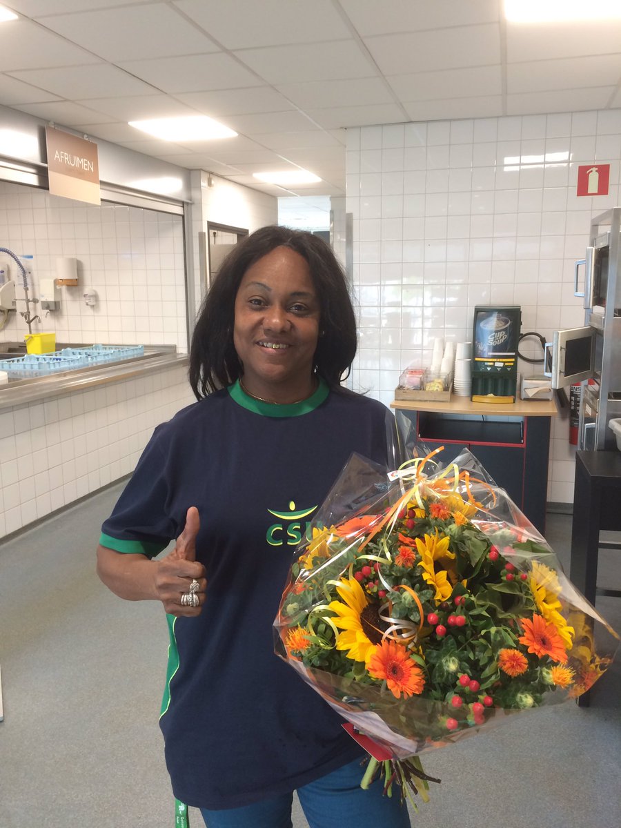 BedrschoolR's tweet photo. Onze kanjer Naina @CSUcleaning  een bloemetje geschonken voor haar positieve inzet #zodoenwedat https://t.co/I6lj3ECpXz