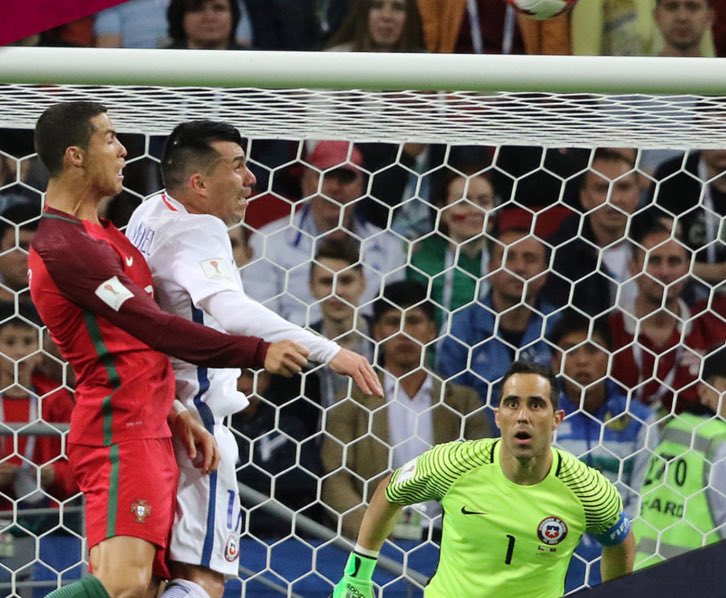 FonsiLoaiza's tweet photo. En Chile están alucinando con esta imagen. Gary Medel de 1,71m le gana la partida aérea a CR7 de 1,86m. Todo pundonor. https://t.co/mecjebV6HL