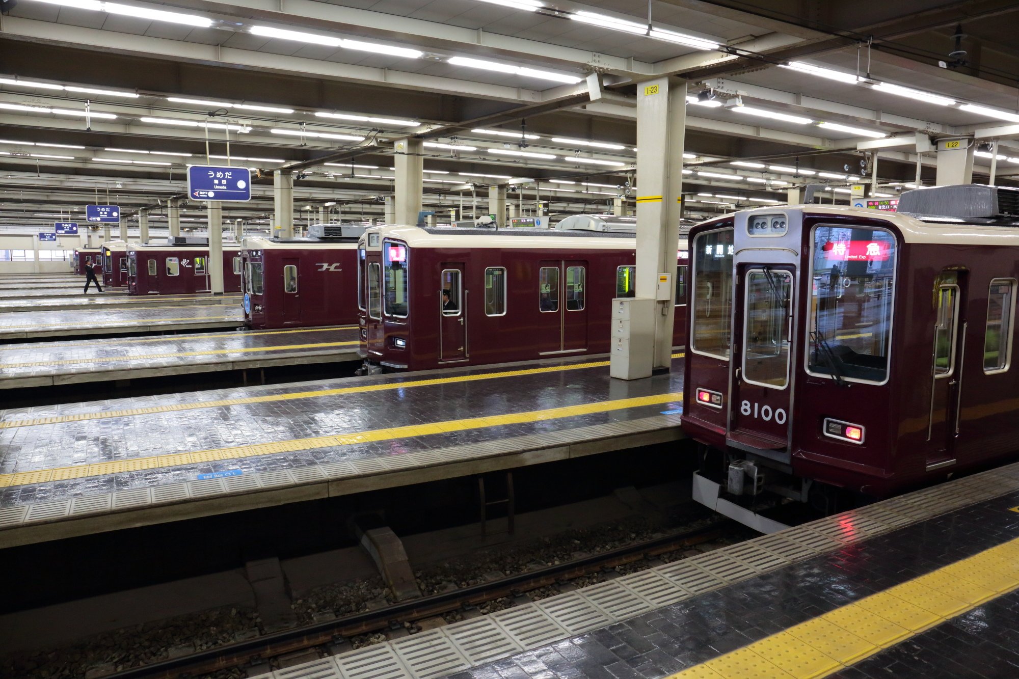 阪急電鉄 公式 阪急電車のここが好き をたくさんいただいております マルーン色の車体 グリーンの座席 木目調の内装 がやっぱり多いですね 壮観な梅田駅 綺麗な車内 駅 古い電車でも美しい というのよく見 阪急電鉄 公式 阪急電車のここが好き をたくさんいただいております マルーン色の車体 グリーンの座席 木目調の内装 がやっぱり多いですね 壮観な梅田駅 綺麗な車内 駅 古い電車でも美しい というのよく見
