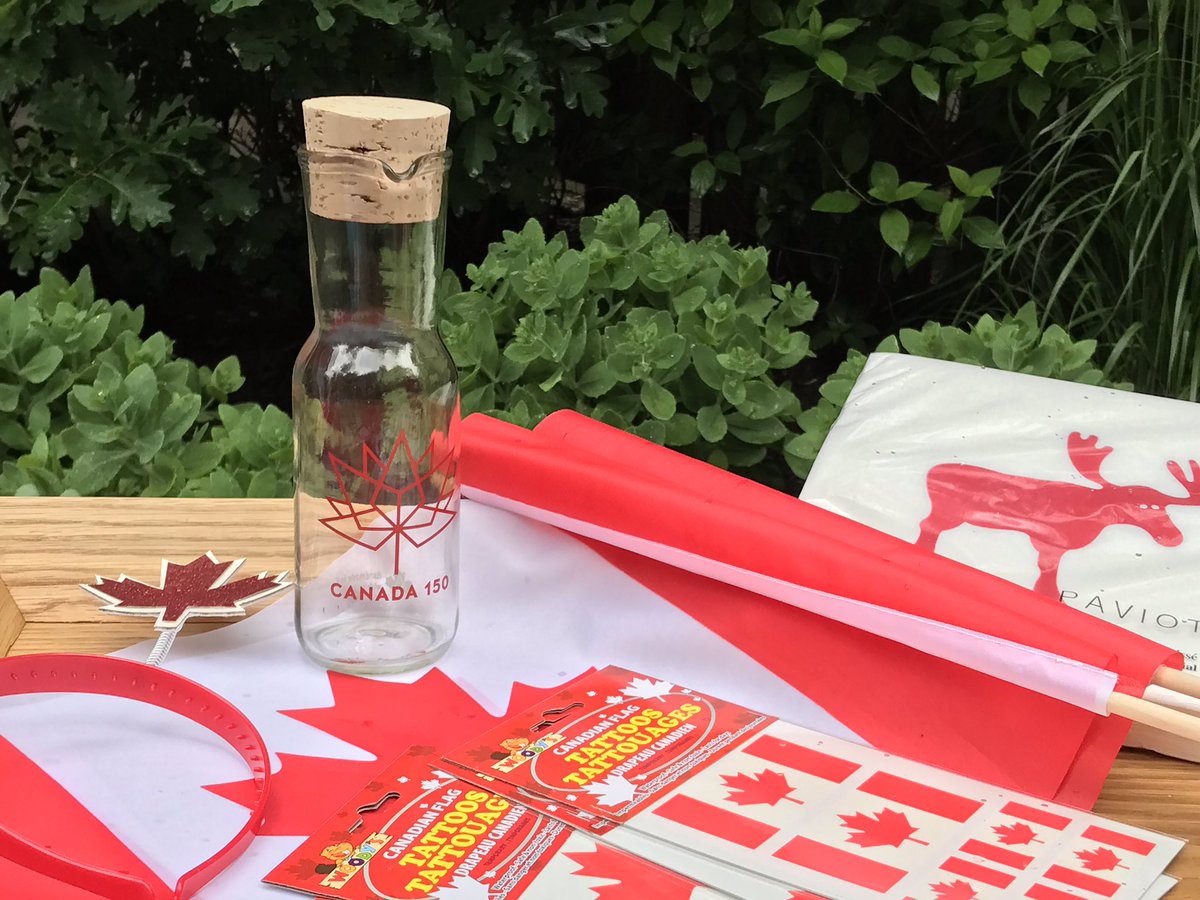 WATCfood's tweet photo. Getting ready for #CANADADAY150. Love this carafe from @glassartsatwork. It makes a perfect host/hostess gift! #giftideas #maplesyrup https://t.co/iBFKGbfW1G