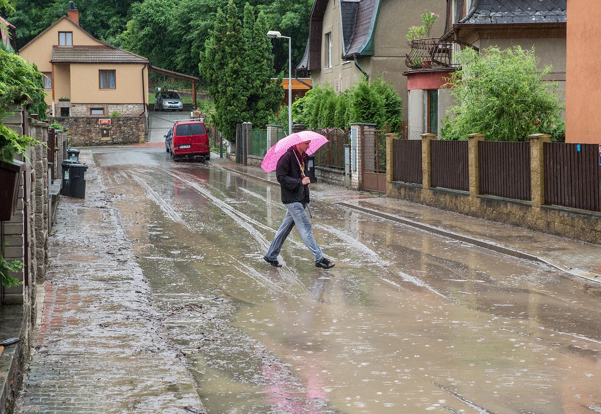 martinsekanina's tweet photo. V Radotíně byla vyplavena jedna ulice. Zůstalo velké množství bahna na komunikaci. @Blesk24 #radotin #pocasi https://t.co/QxWiTK7IiY