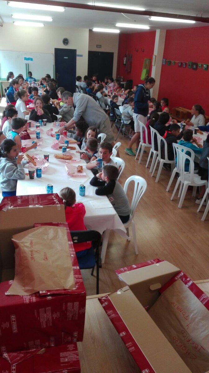 CAMP_BASKET's tweet photo. Hora de comer😋🥖 Los niños encantados con los deliciosos bocatas de #EnPanes 😋🥖 #dia4 #devorandobocatas #comidarica https://t.co/U6nLpBRj2y