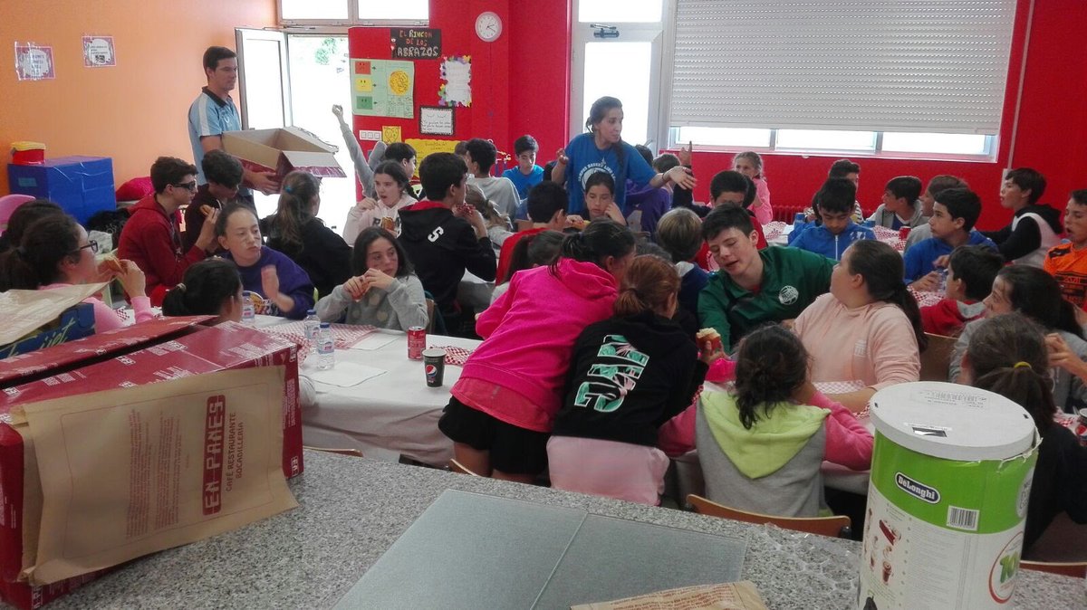CAMP_BASKET's tweet photo. Hora de comer😋🥖 Los niños encantados con los deliciosos bocatas de #EnPanes 😋🥖 #dia4 #devorandobocatas #comidarica https://t.co/U6nLpBRj2y