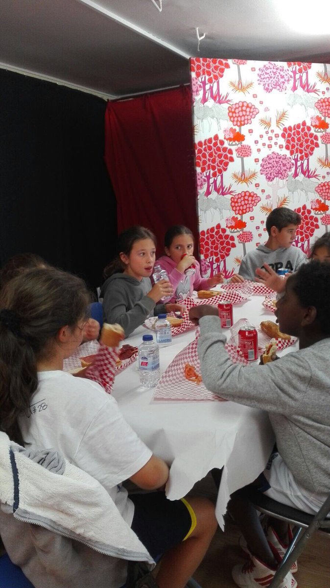 CAMP_BASKET's tweet photo. Hora de comer😋🥖 Los niños encantados con los deliciosos bocatas de #EnPanes 😋🥖 #dia4 #devorandobocatas #comidarica https://t.co/U6nLpBRj2y