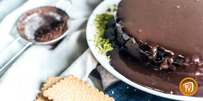 Pastaları sanatsal bir görsellikle sunanlar için mozaik pasta tarifi MigrosTV’de. migrostv.migros.com.tr/mozaik-pasta-t…