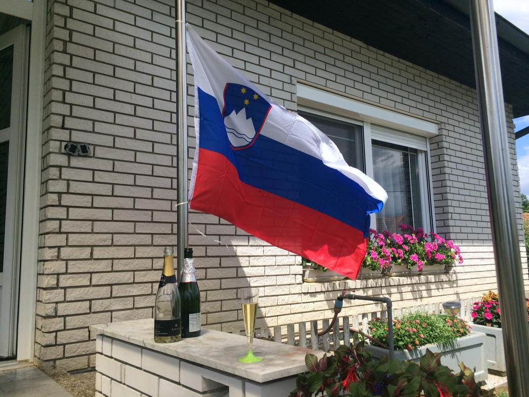 Prebivalci Mirišča so dočakali: slovenska zastava plapola na slovenski zemlji #arbitraza