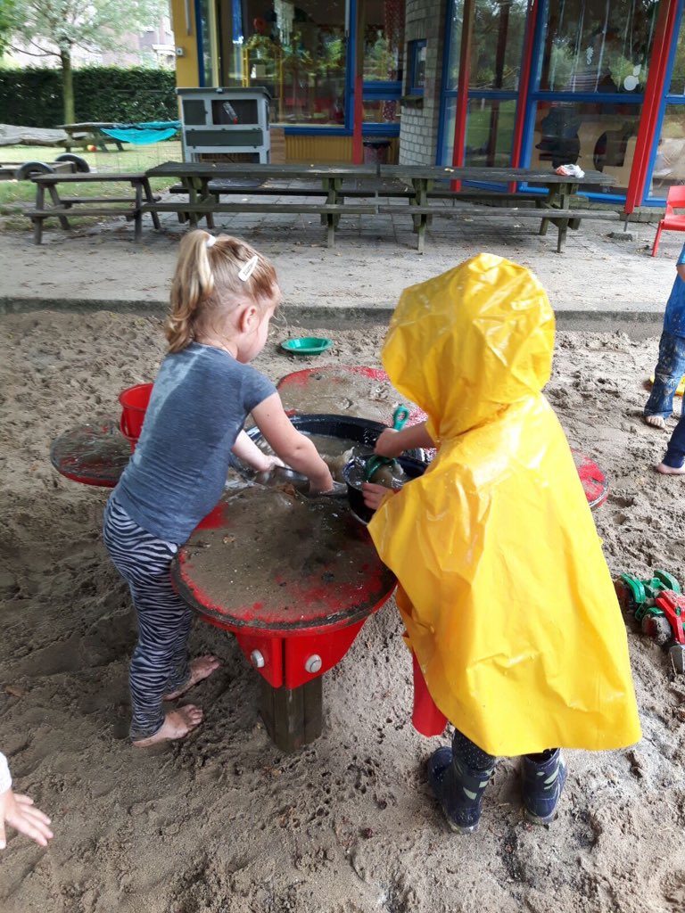 wijk_centrum's tweet photo. Lang leve Modderdag! #vieswordenmag #natuur #buiten #kliederen #voelen #ontdekken #genieten #groencement https://t.co/kd3Z1FyFYb