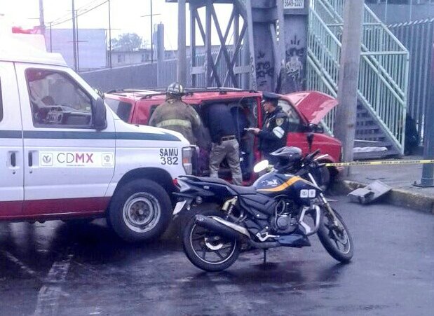 SUUMA_CDMX's tweet photo. PRECAUCIÓN: Fuerte choque con niños lesionados en Eje 6 Sur a la altura de la Central de Abastos. #1 https://t.co/XhDxek90hF