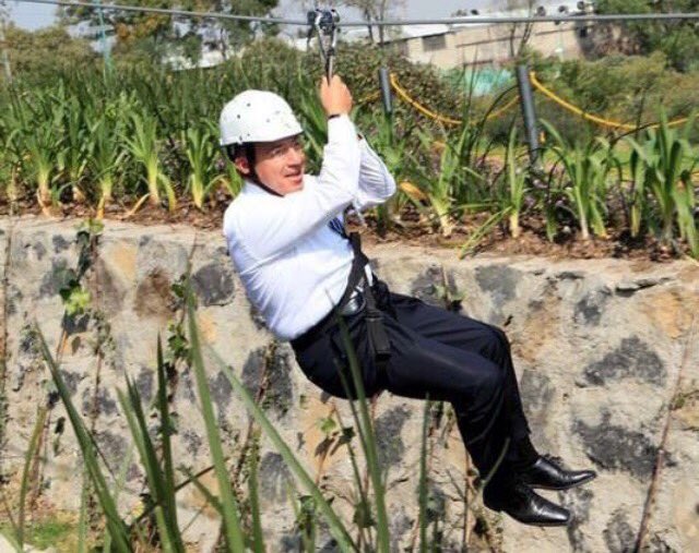 pyyque's tweet image. El suelo es no gastar tu plata en boludeces...