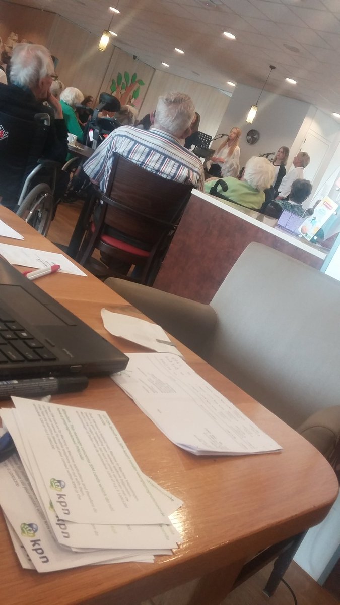 NicoLansen's tweet photo. Simkaarten omruilen @vivazorggroep op de boogaert.  Met een zangkoor op de achtergrond. Super! https://t.co/EPpKAelUr3