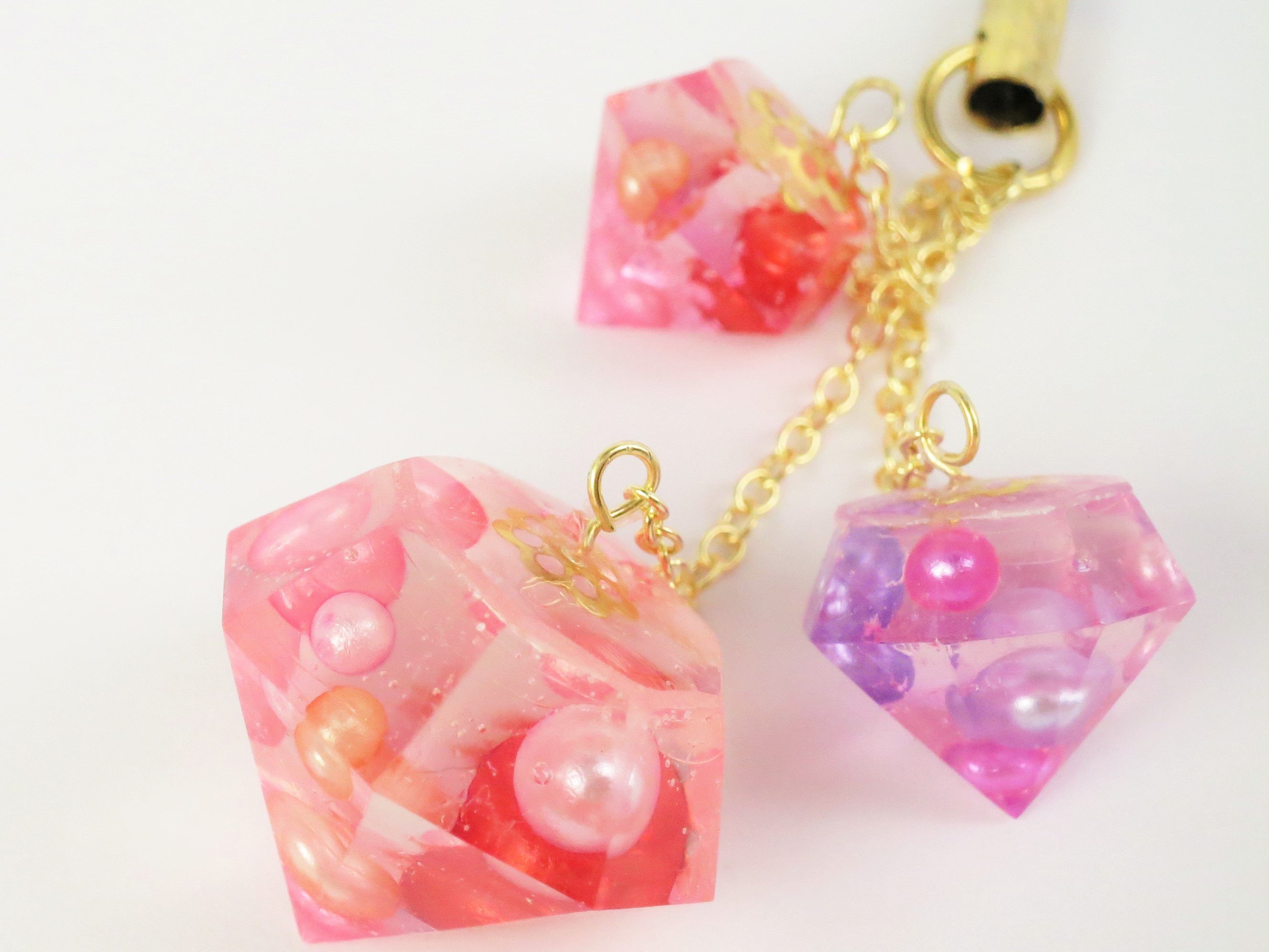 Uvレジンhutatuki Twitterren 定期 ポップでかわいダイヤモンド型のチャーム 作り方 ｕｖレジン ダイヤモンドチャーム 宝石の型使ってみた T Co Yl8hwem6hd T Co Tsusmea2s4 Uvレジン Twitter