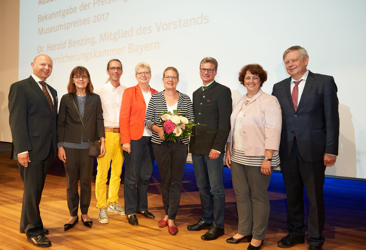 FoerderpreisBY's tweet photo. Dr. Ingo Krüger @Ciosvb @BSStiftung mit den Preisträgern des #fvm17 #Nebenpreis #MuseenAB #ChristianSchadMuseum #bymt17 https://t.co/XETShxSgtk