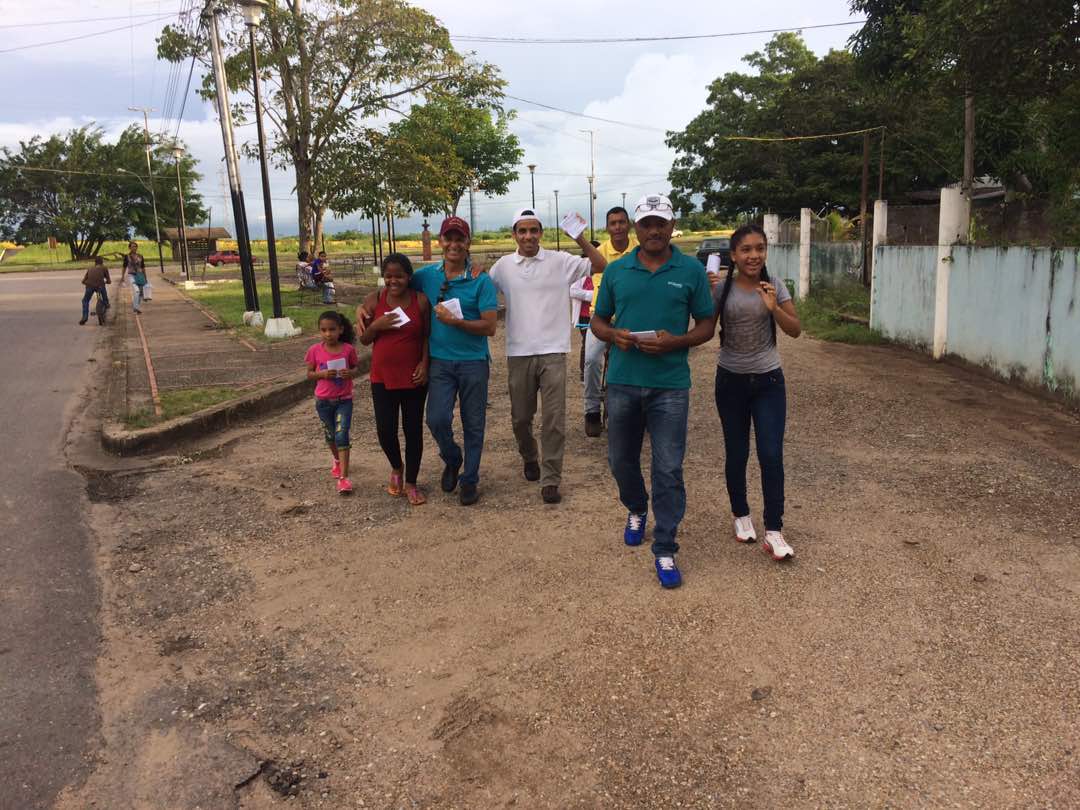 SVconGuillermo's tweet photo. Seguimos llevando el mensaje,  hablando con nuestro pueblo sobre el fraude de la constituyente #publolibre #maturin https://t.co/fSGg210wr5