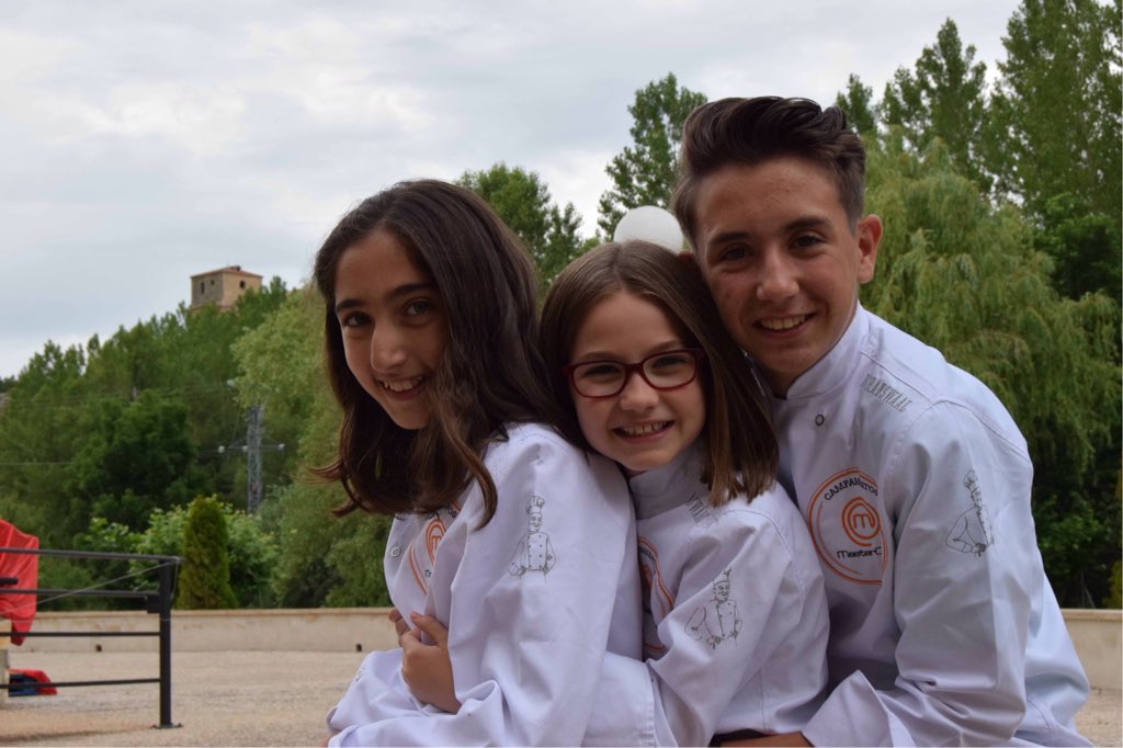 LOS TRES MOSQUECHEFROS <a href="/BrunoMCJ3/">Bruno</a> <a href="/LauraMCJ3/">Laura MCJunior 3</a> <a href="/MartuMCJ3/">Martuu</a> <a href="/MasterChef_es/">MasterChef</a> #campamentosmasterchef #sedano1.1