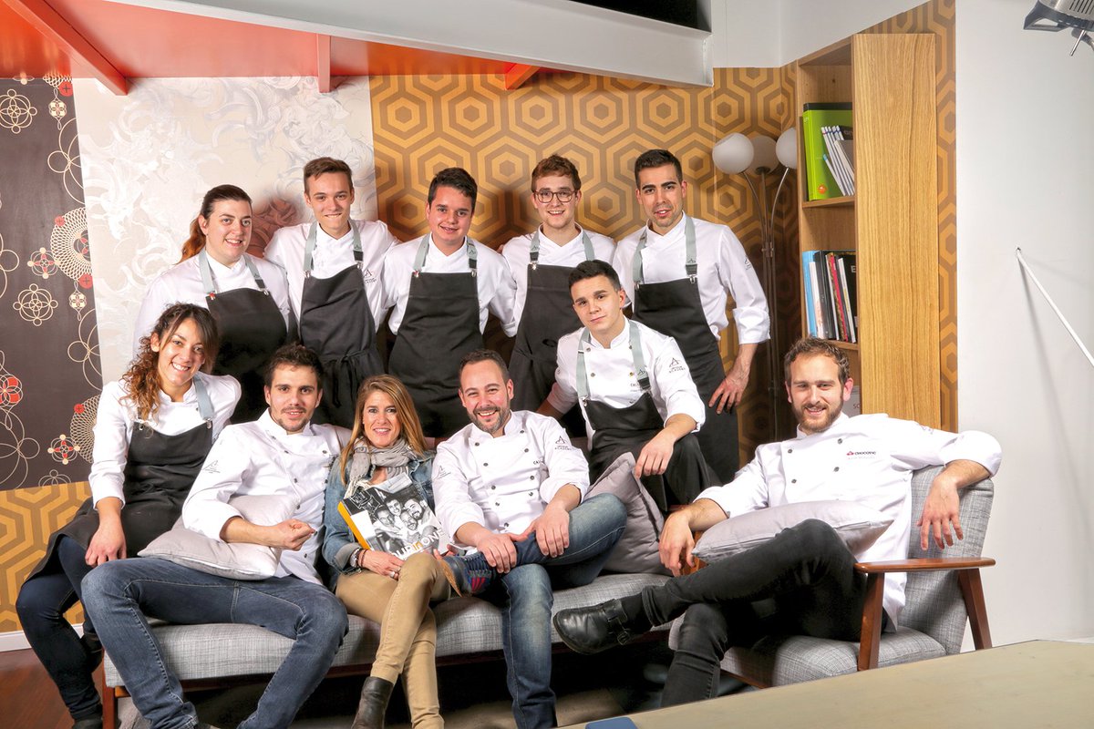 dulcypas's tweet photo. La familia @ChocoacademyBcn crece y se consolida, en #Dulcypas450 disfrutamos del talento de Marta, Sergi y Tomás
https://t.co/FGWhjWBWIo https://t.co/eqEsAZRthP