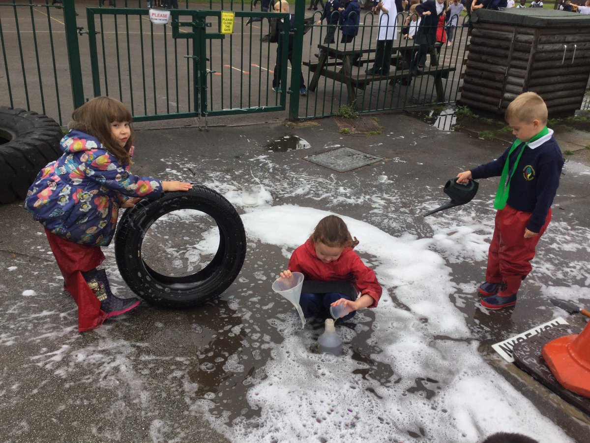 F2LPWCPS's tweet photo. A lovely outdoors session this afternoon #waterplay #imagination #diggingforworms https://t.co/pV89O2DB4U