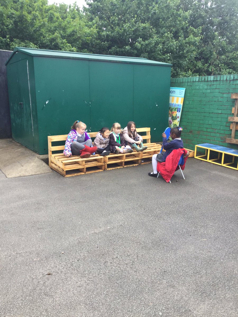 F2LPWCPS's tweet photo. A lovely outdoors session this afternoon #waterplay #imagination #diggingforworms https://t.co/pV89O2DB4U