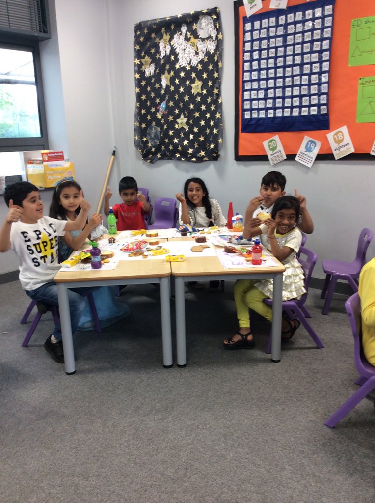 edgewickprimary's tweet photo. Yummy #eid party in year 2!! #Edgewick https://t.co/rk5dQ02YMP