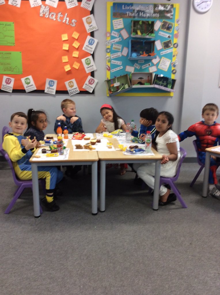 edgewickprimary's tweet photo. Yummy #eid party in year 2!! #Edgewick https://t.co/rk5dQ02YMP