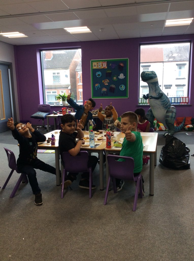edgewickprimary's tweet photo. Yummy #eid party in year 2!! #Edgewick https://t.co/rk5dQ02YMP