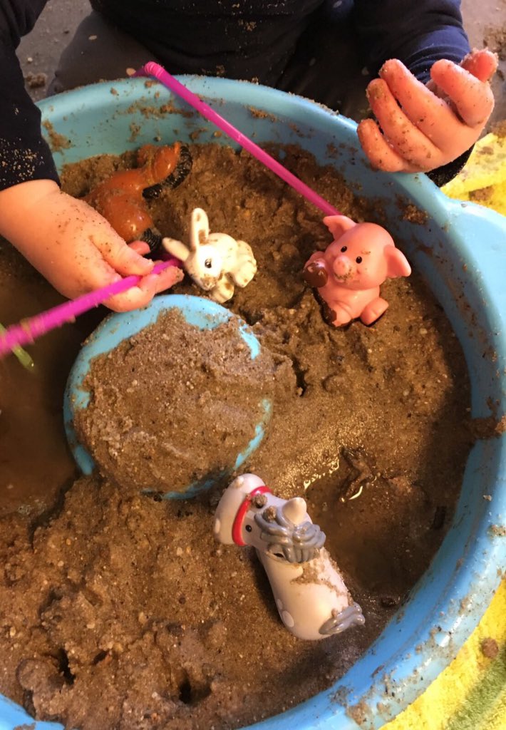 wijk_centrum's tweet photo. Lekker spelen in de modder! Ook bij de babygroep!! #ontdekken #plezier #viezehandenzijnnieterg #evenproeven #voelen #verschillendematerialen https://t.co/CP7VrPiiJC