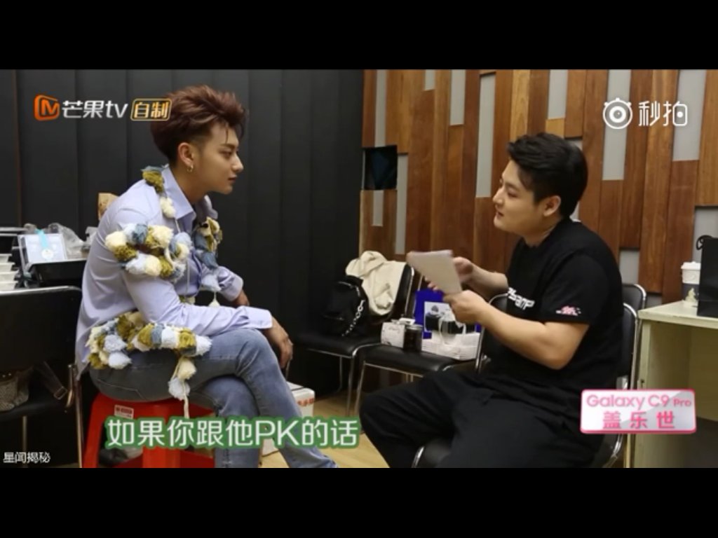 NNseo_Whipping's tweet photo. MC: ตอนนี้ลู่หานเป็นพซต.เกม王者荣อยู่ ถ้าได้ดวลกับเขา คิดว่าใครเก่งกว่ากัน?
จื่อเทา: ผมเคยดวลกับเขาครั้งหนึ่งตอนเกมพึ่งออก เขาเป็นคนเอาชนะผม https://t.co/4lHINtN5KX