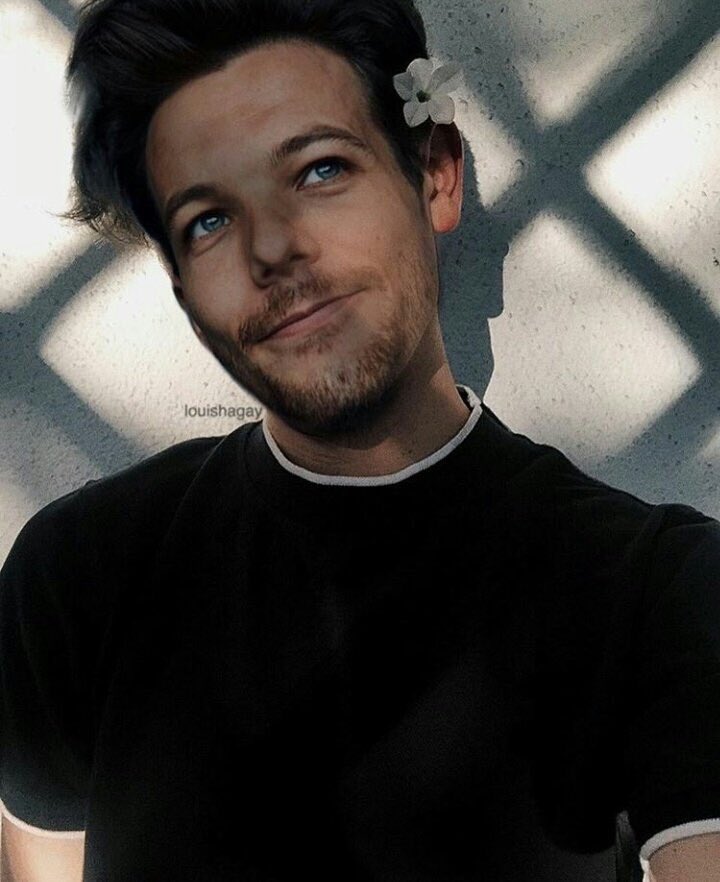 dekadencjax's tweet photo. louis i kwiatki to piękne połączenie https://t.co/aotdyTzG4w