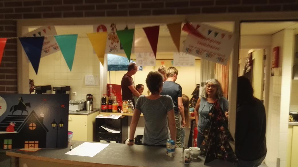 infoPaulus's tweet photo. De ouderhulpmarkt/zomerse middag in volle gang. #Jenaplan #BMS #Leeuwarden https://t.co/oAsUmd2IAi