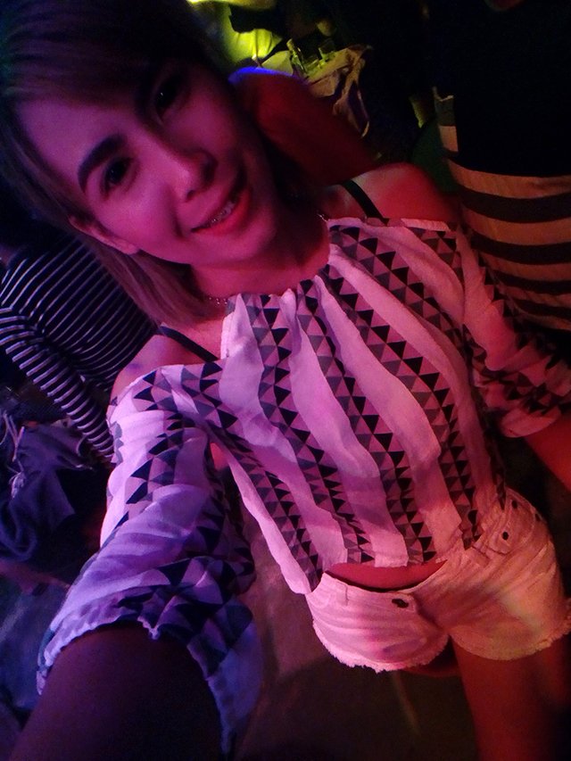 ThothipS's tweet photo. เป็นกุลสตรี..ที่รักสนุก
ฉันชอบไปบุกตามผับตามบา
ฉันชอบคุยกับคนแปลกน่า 
ชอบเฮฮา..ออ่ไม่บ้าผุ้ชาย😁😁 https://t.co/qhVAmgYsQB