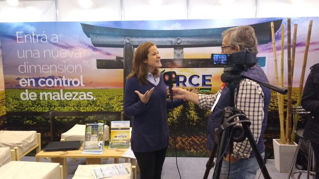 proagrosrl's tweet photo. La Ing. Azul Cánepa, de @SummitAgroAr, presenta la tecnología #AXEEV, una nueva familia química de #herbicidas. ¡Aplausos! 👏🏼#malezas #agro https://t.co/7Q3KM5Ihdw