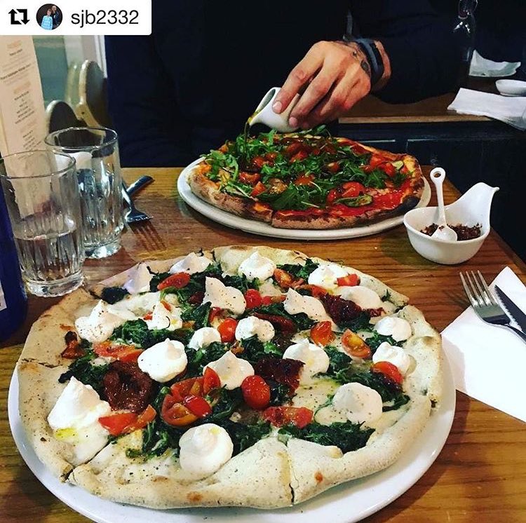 doughpizza_'s tweet photo. A vegetariana with vegan cheese and a ricotta & spinachi on gluten-free hemp π #pizzaforeveryone #pickyourbase #doughbath https://t.co/4iz4GZWJWY