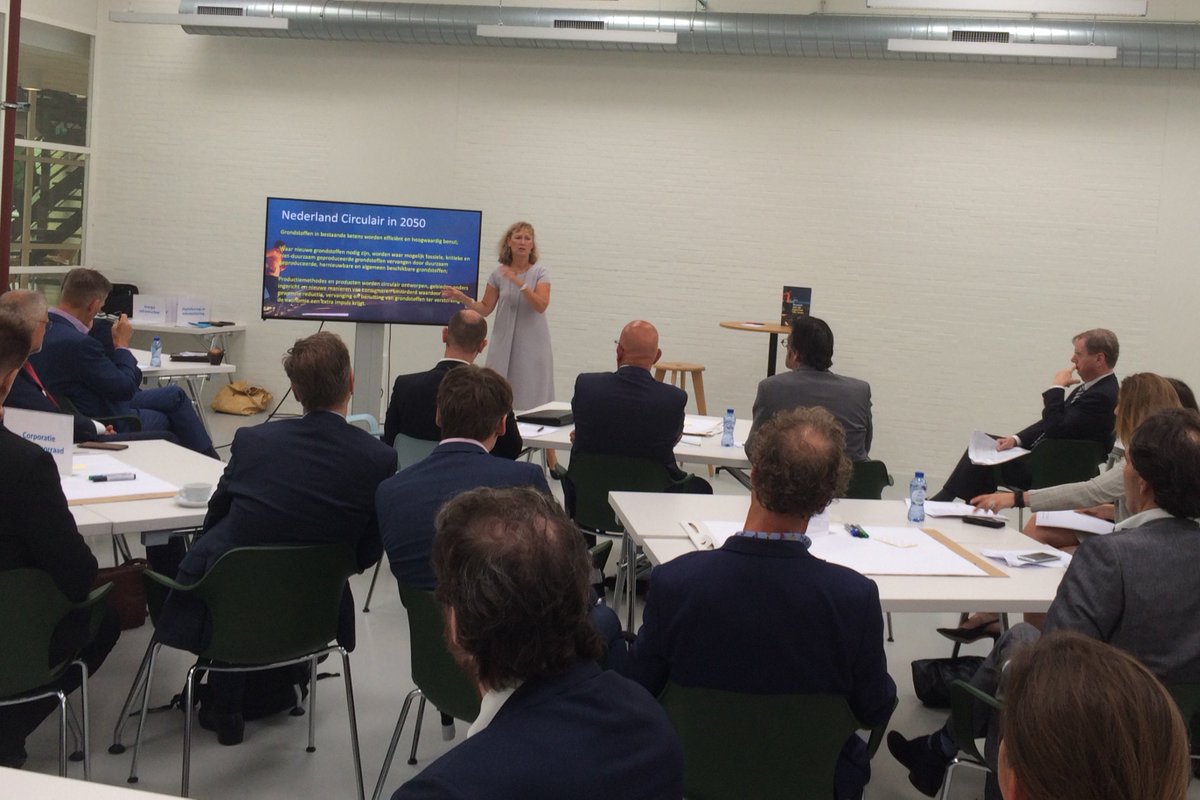 Circulaire bouweconomie gepresenteerd door <a href="/elphinelissen/">Elphi Nelissen</a>, is enthousiast ontvangen door #De_Bouwagenda <a href="/NLCE2050/">NL Circulair in 2050</a> youtu.be/pJSLJhh8z3Q