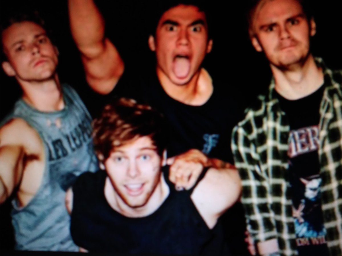 BlueMonarch19's tweet image. I still love you guys this is my lock screen on my phone @5SOS @Ashton5SOS @Michael5SOS @Luke5SOS @Calum5SOS I love you guys so much