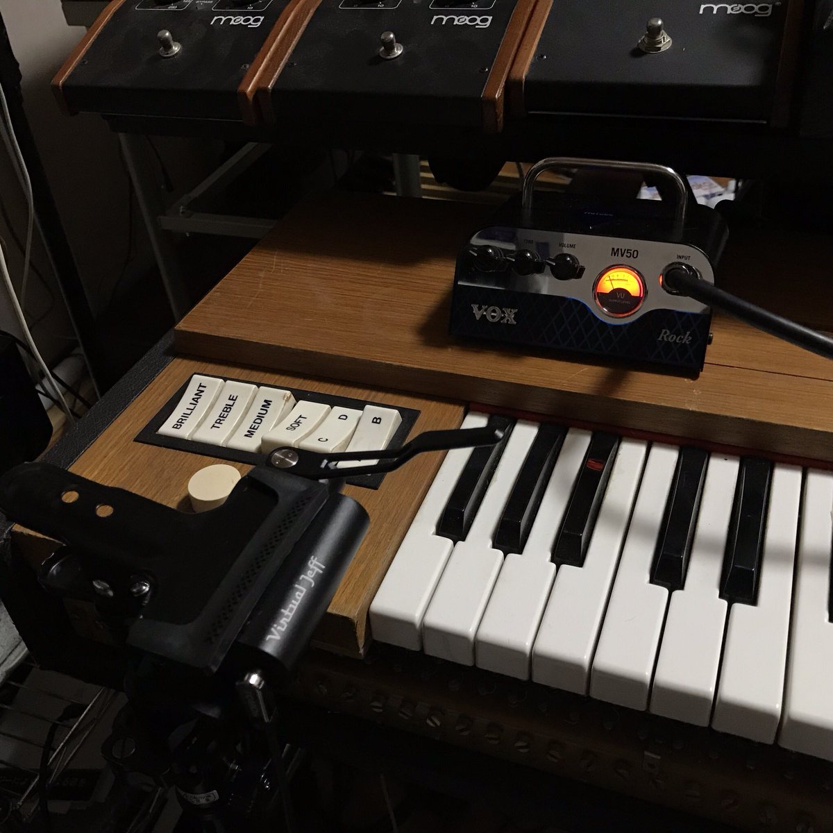 kerederoom78's tweet photo. クラヴィネットにVirtual Jeffで気軽にピッチベンドできるわな!
#clavinet #virtualjeff #mv50rock #vox https://t.co/N37KdShq20