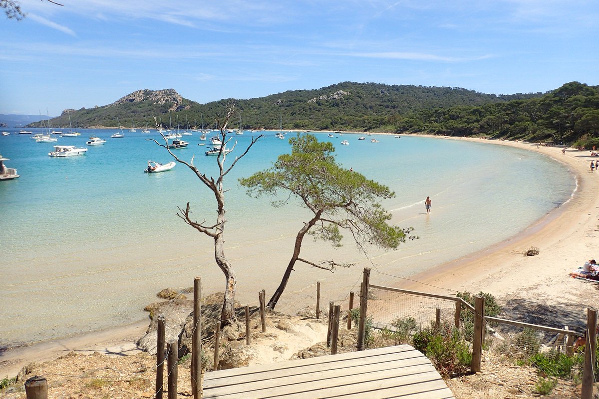 FrenchrivieraG's tweet photo. Who wanna join me on "Plage d'Argent"?It was elected one of the most beautiful beaches of Europe 😀#CotedAzurFrance #beachbody #SummerParty https://t.co/VNDHfWpROy