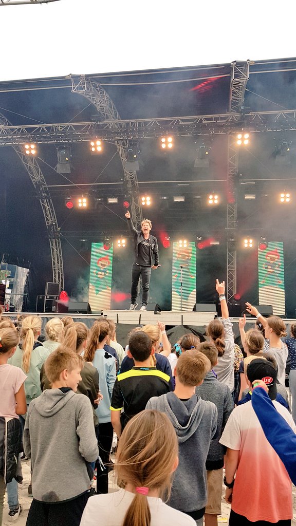 LotteMarnef's tweet photo. @Genethomasmusic @camp_zilvermeer  #PZR17 Voor haar... 😃 #nostalgie Mercie Gene! 😉 https://t.co/BQ1wlvkvd5