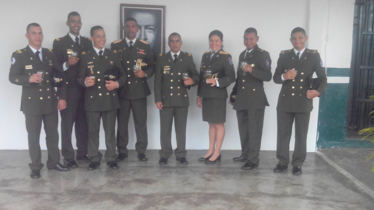 COMO UNA SOLA FAMILIA SE EFECTUÓ UN BRINDIS EN COMPAÑEROS, FAMILIARES Y AMIGOS RECONOCIENDO LA LABOR DE TODOS Y CADA UNO. ÉXITOS A TODOS.