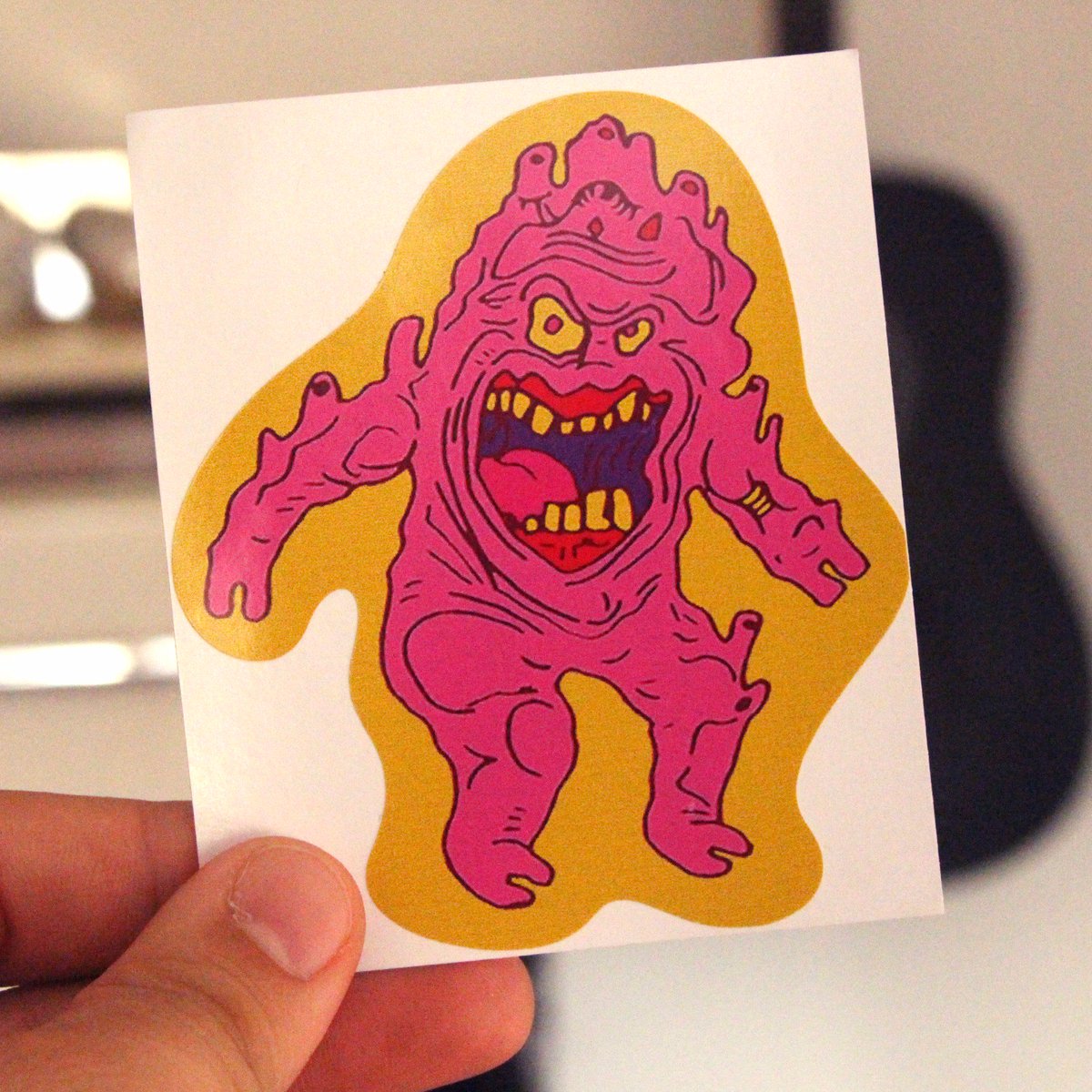 kombaoalado's tweet image. Um dos trampos que vai estar na Papelera - feira de arte gráfica é este adesivo ~monstruoso. Confere o evento: bit.ly/2tqqfHg