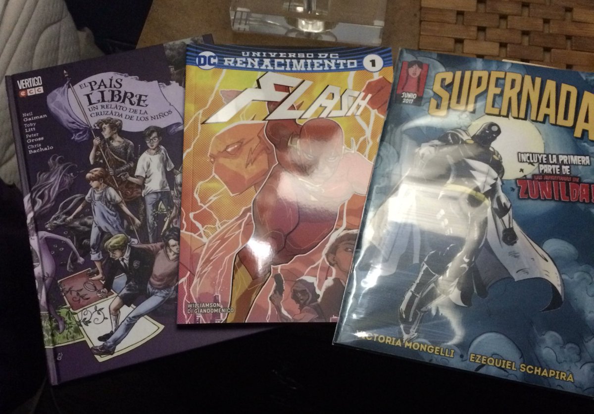 HITOSHIDIAZ's tweet photo. Cuando pasas por @ComicsGodfather ... #religion @ECCArgentina @eccediciones #Supernada https://t.co/iyBon1GTAp