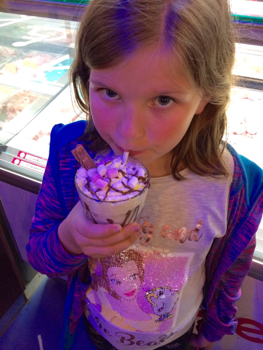 SportyNeesy's tweet photo. Girls night out with @Ohh_Social at @foodhallbelfast. #Crepes #UnicornBuns #Millshakes. Lovely! Thanks to the staff & @UrsulaMurphyPR #Food https://t.co/LronagYzV6