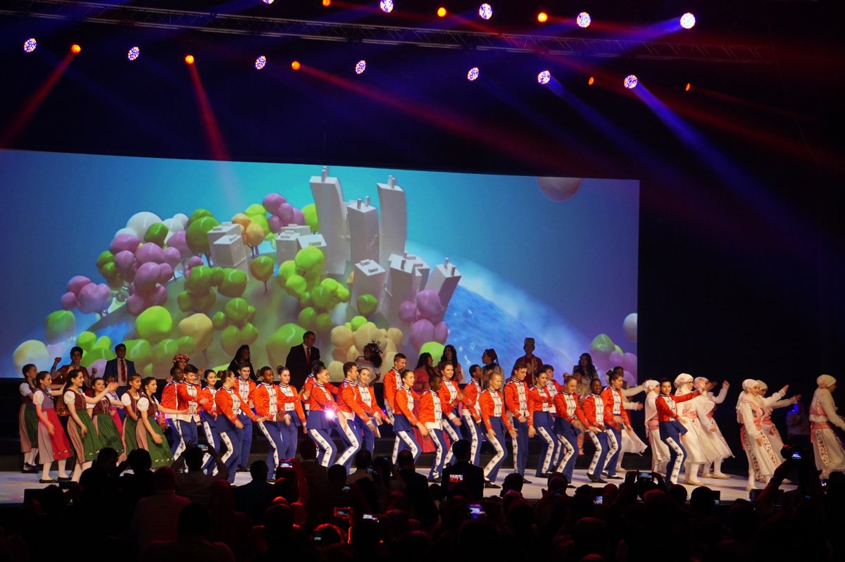 intFLC's tweet photo. UNIVERSAL PEACE...
All the students unite on the stage!
@iflcgermany #festival #iflc2017 https://t.co/R2MtaZiS9h