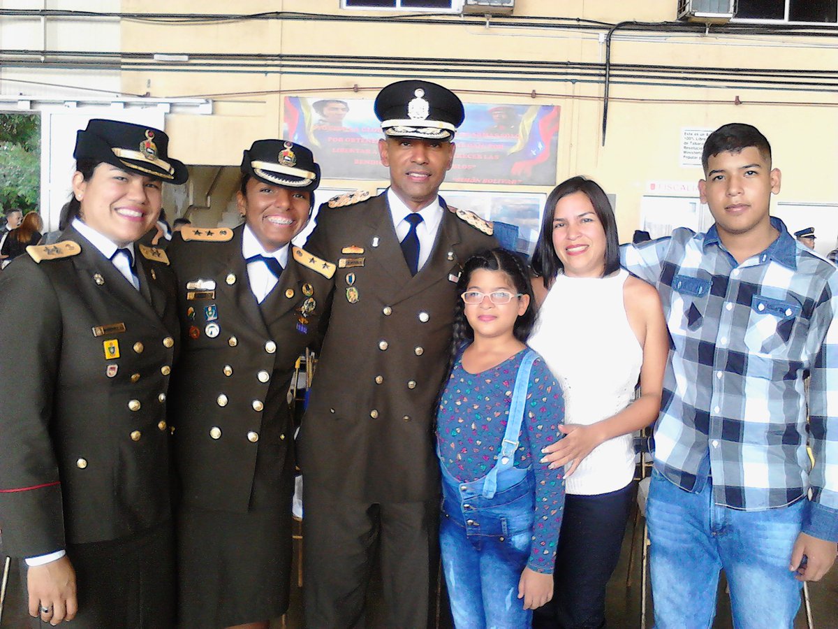 Entre compañeros, familiares y amigos, los nuevos ascendidos muestran con orgullos en sus hombros el resultado de la constancia, EL EXITO