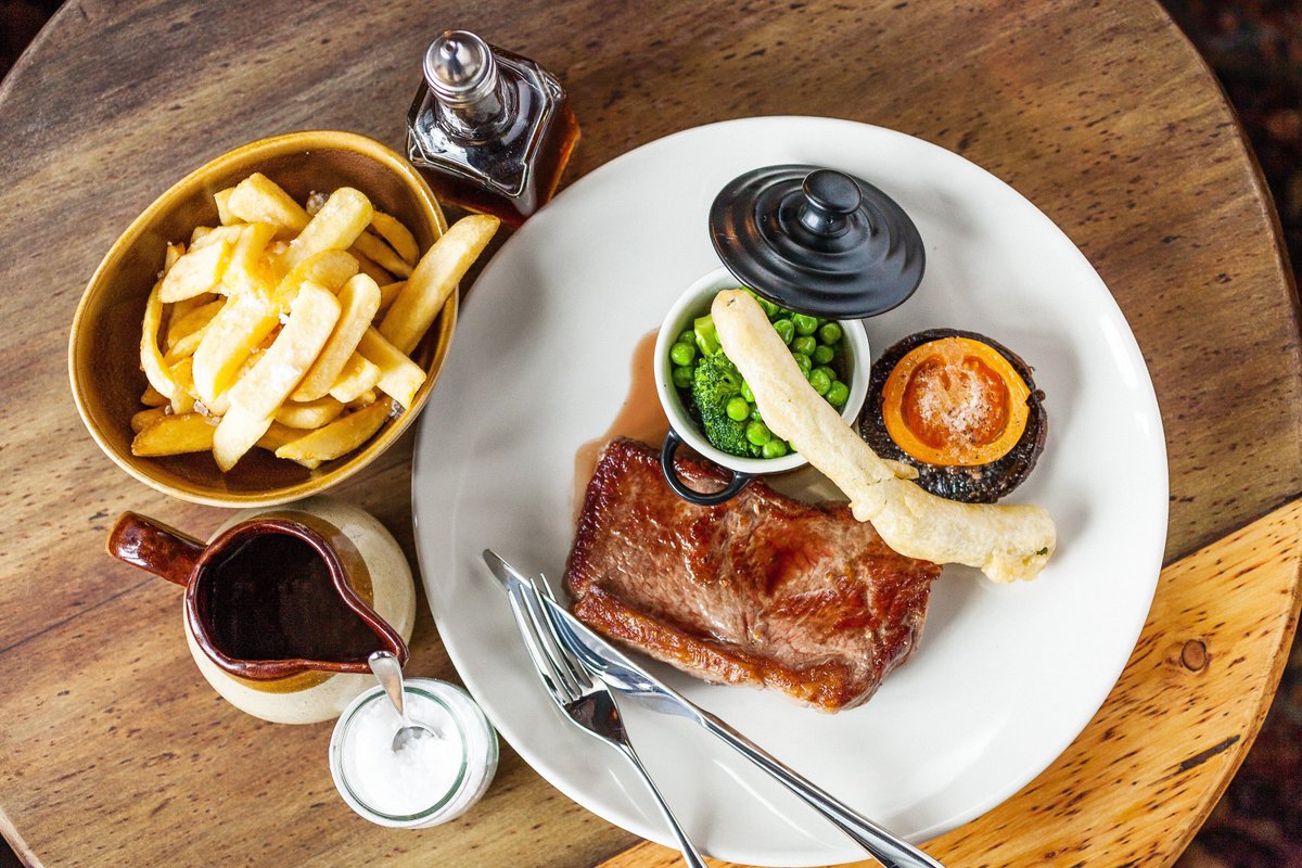 Sirloin of beef with tomato, field mushroom, tempura spring onion &amp; peppercorn sauce. #Pub #PubLunch #Banbury